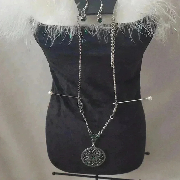 Paparazzi necklace and earring set - Picture 1 of 5